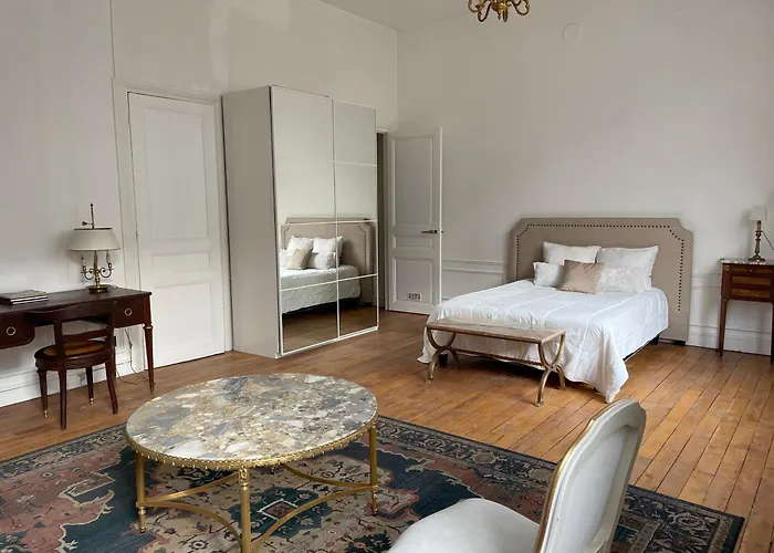 7eme Invalides/ Tour Eiffel 1er Etage פריז