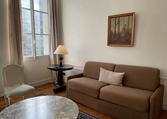 7eme Invalides/ Tour Eiffel 1er Etage דירה פריז