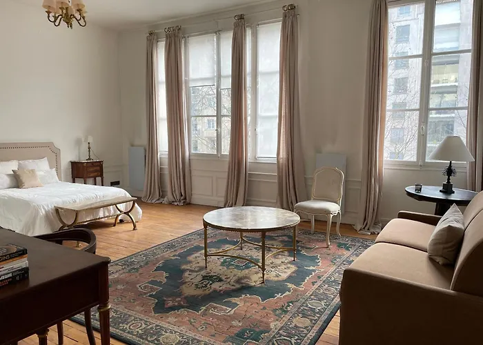 7eme Invalides/ Tour Eiffel 1er Etage * פריז